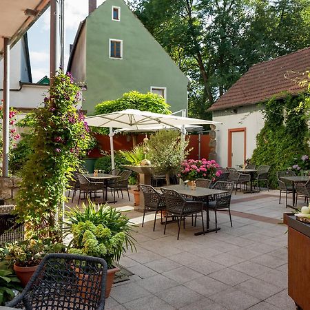 Wirtshaus & Hotel Goldener Greif Edelsfeld Exterior foto