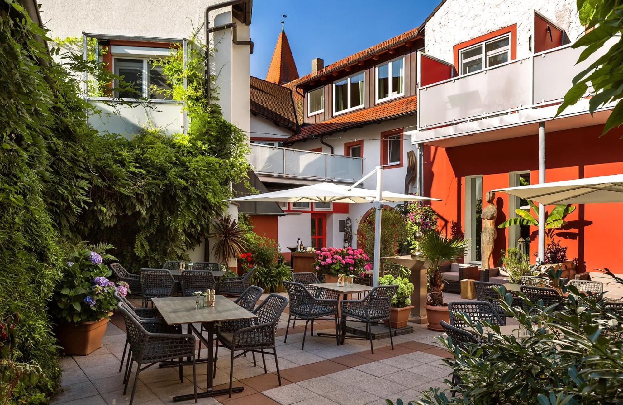 Wirtshaus & Hotel Goldener Greif Edelsfeld Exterior foto